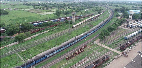 കിലോമീറ്ററുകള്‍ നീളമുള്ള ചരക്കു തീവണ്ടി/എക്‌സ്പ്രസ്‌