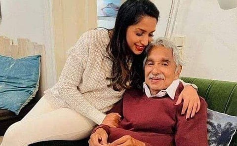 ഉമ്മൻ‌ ചാണ്ടി മകൾ അച്ചുവിനൊപ്പം/ ഫെയ്സ്ബുക്ക്