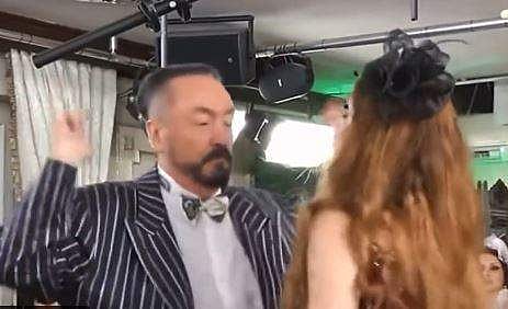 അദ്നാന്‍ ഒക്തര്‍, ട്വിറ്റര്‍