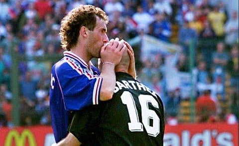 ലോറന്റ് ബ്ലാന്‍ങ്കും ഗോള്‍കീപ്പര്‍ ഫാബിയാനും/ഫോട്ടോ: ട്വിറ്റര്‍