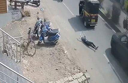 ഓട്ടോയില്‍ നിന്ന് ചാടിയ പെണ്‍കുട്ടിയുടെ സിസി ടിവി ദൃശ്യം