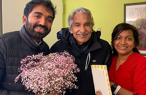 ഉമ്മന്‍ചാണ്ടി മക്കളായ മറിയക്കും ചാണ്ടി ഉമ്മനുമൊപ്പം/ ഫെയ്‌സ്ബുക്ക്‌