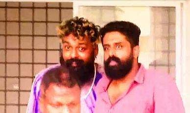 അറസ്റ്റിലായ വിഘ്നേഷും വിനീതും/ ടെലിവിഷൻ ദൃശ്യം