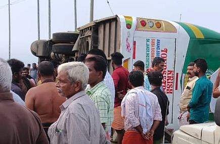 അപകടത്തിൽ മറിഞ്ഞ വാഹനം/ ടെലിവിഷൻ ദൃശ്യം