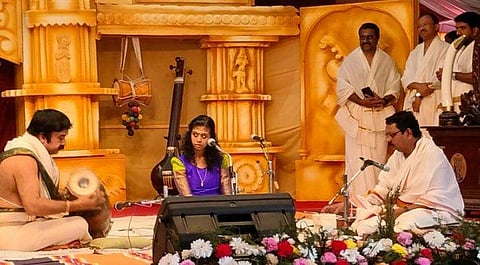 ചെമ്പൈ സം​ഗീതോത്സവത്തിൽ നവ്യ പാടുന്നു. വേദിയിൽ കേന്ദ്ര മന്ത്രി വി മുരളീധരനടക്കമുള്ളവർ