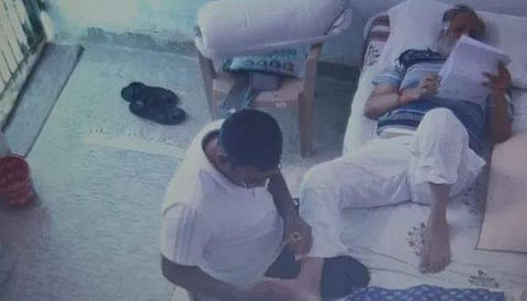 ജയിലില്‍ മന്ത്രിയെ മസാജ് ചെയ്യുന്നതിന്റെ വീഡിയോ ദൃശ്യം