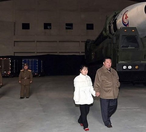 കിം ജോങ് ഉന്‍ മകള്‍ക്കൊപ്പം/ കൊറിയന്‍ വാര്‍ത്താ ഏജന്‍സി പുറത്തുവിട്ട ചിത്രം, ട്വിറ്റര്‍