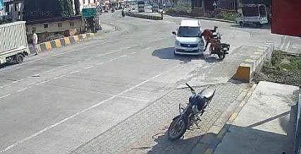 കാര്‍ ബൈക്കില്‍ ഇടിച്ചതിനെ തുടര്‍ന്ന് സ്ത്രീയും കുഞ്ഞും തെറിച്ചുവീഴുന്ന ദൃശ്യം