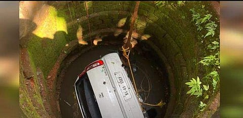 കാര്‍ കിണറ്റില്‍ വീണ നിലയില്‍/ ടിവി ദൃശ്യം