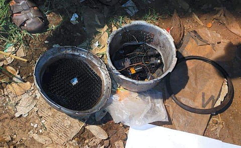 ഓട്ടോയിൽ നിന്ന് കണ്ടെത്തിയ കത്തിക്കരിഞ്ഞ പ്രഷർ കുക്കറും ബാറ്ററികളും/ പിടിഐ