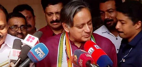 ശശി തരൂര്‍ മാധ്യമങ്ങളോട് സംസാരിക്കുന്നു/ ടിവി ദൃശ്യം