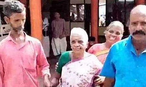 പുഴയില്‍ നഷ്ടപ്പെട്ടെന്ന് കരുതി; 40 വര്‍ഷത്തിന് ശേഷം അമ്മയെ കണ്ടെത്തി, സന്തോഷത്തില്‍ മക്കള്‍