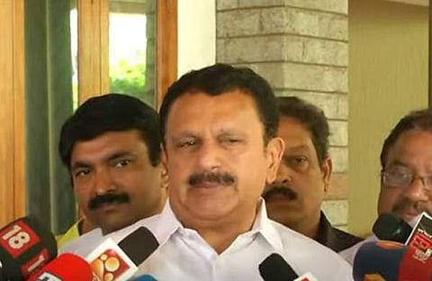 കെ മുരളീധരന്‍ മാധ്യമങ്ങളോടു സംസാരിക്കുന്നു/ടിവി ചിത്രം