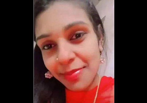 'കാല്‍വിരലുകളില്‍ നിന്നും രക്തം വാര്‍ന്നൊഴുകിയ നിലയില്‍; ഫോണില്‍ അയാളുടെ വീഡിയോ'; യുവതിയുടെ മരണത്തില്‍ ദുരൂഹതയെന്ന് കുടുംബം, പരാതി
