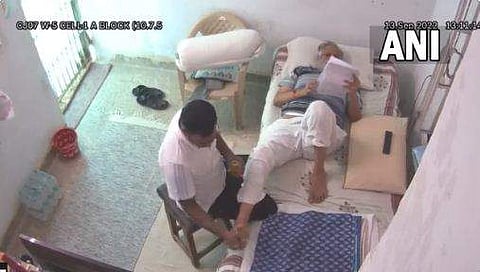 മന്ത്രിയെ മസ്സാജ് ചെയ്യുന്നതിന്റെ വീഡിയോയില്‍ നിന്ന്‌