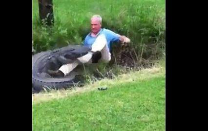 വയോധികനെ മുതല ആക്രമിക്കുന്ന ദൃശ്യം