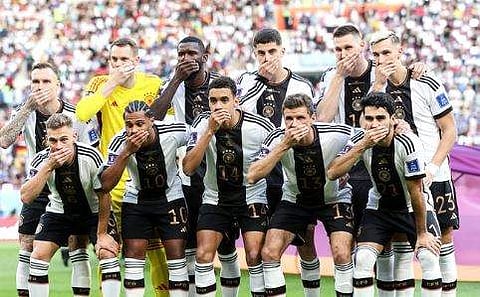 വായ പൊത്തി ഫോട്ടോയ്ക്ക് പോസ് ചെയ്ത് പ്രതിഷേധിക്കുന്ന ജര്‍മ്മന്‍ താരങ്ങള്‍, ട്വിറ്റര്‍