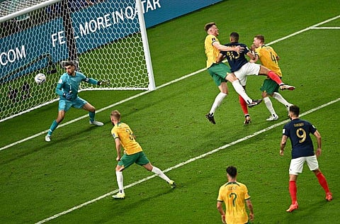 ഓസ്‌ട്രേലിയക്കെതിരെ ഹെഡ്ഡറിലൂടെ ഗോള്‍ നേടുന്ന എംബാപ്പെ/ഫോട്ടോ: എഎഫ്പി