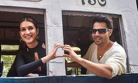 ബേഡിയ സിനിമയുടെ പ്രമോഷന്റെ ഭാ​ഗമായി കൊൽക്കത്തയിൽ എത്തിയ വരുൺ ധവാനും കൃതി സനനും ട്രാമിൽ/ചിത്രം: പിടിഐ