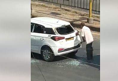 കാര്‍ അടിച്ചുതകര്‍ക്കുന്ന ദൃശ്യം