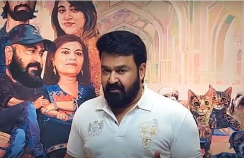 സുരേഷ് ബാബു വരച്ച ചിത്രത്തിനരികെ മോഹൻലാൽ/ ‌വിഡിയോ സ്ക്രീൻഷോട്ട്