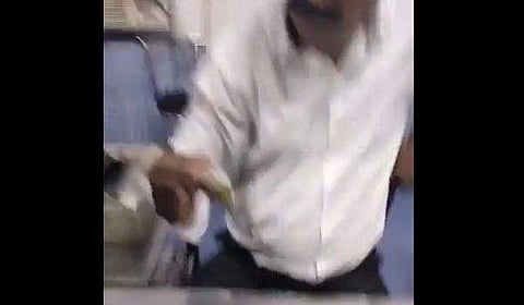 റെയില്‍വേ സ്റ്റേഷനില്‍ യാത്രക്കാരന്റെ പണം തട്ടാന്‍ ശ്രമിക്കുന്ന ദൃശ്യം