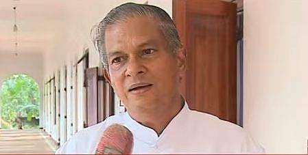 ഫാ. യൂജിന്‍ പെരേര മാധ്യമങ്ങളോട് സംസാരിക്കുന്നു/ ടിവി ദൃശ്യം