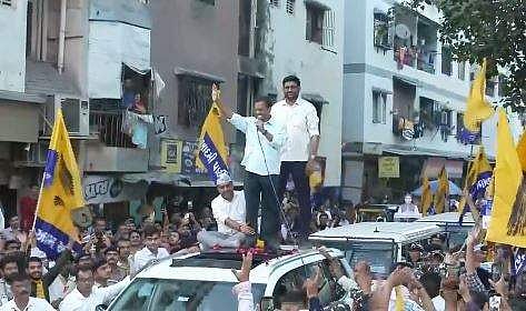 റോഡ് ഷോയില്‍ കെജരിവാള്‍ സംസാരിക്കുന്നു