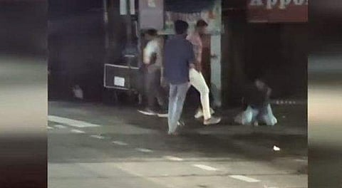 പെണ്‍കുട്ടിയെ ആക്രമിക്കുന്നു/ ടിവി ദൃശ്യം