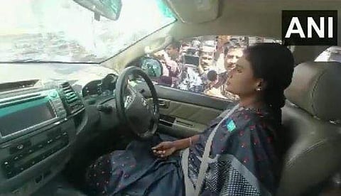 ശര്‍മിളയുടെ കാര്‍ പൊലീസ് ക്രെയ്ന്‍ ഉപയോഗിച്ച് വലിച്ചുകൊണ്ടുപോകുന്നു