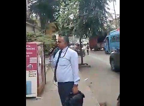 ബാങ്ക് ഉദ്യോഗസ്ഥന്റെ വ്യത്യസ്തമായ ഡെപ്പോസിറ്റ് പിടിത്തത്തിന്റെ ദൃശ്യം