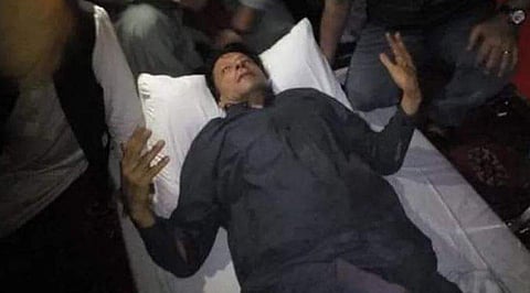 ഇമ്രാന്‍ ഖാനെ ആശുപത്രിയിലേക്ക് മാറ്റുന്നു/ട്വിറ്റര്‍