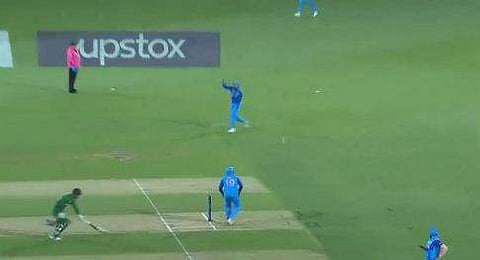 കോഹ്‌ലിയുടെ വിവാദമായ ഫീല്‍ഡിങ്/ വീഡിയോ ദൃശ്യത്തില്‍ നിന്ന്‌