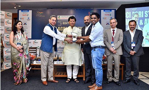 കൃഷി, കര്‍ഷക ക്ഷേമ മന്ത്രി കൈലാഷ് ചൗധരിയില്‍ നിന്നും ഫാര്‍മേഴ്‌സ് ഫ്രഷ് സോണിന്റെ സഹസ്ഥാപകനും സിഇഒയുമായ പ്രദീപ് പി എസ് ഏറ്റുവാങ്ങുന്നു