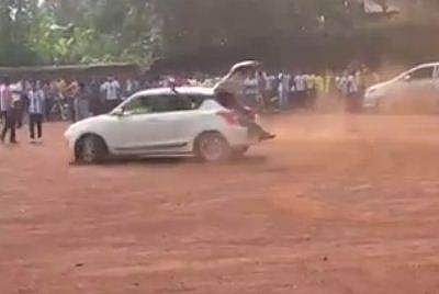 കോളജ് ഗ്രൗണ്ടില്‍ വിദ്യാര്‍ഥികളുടെ അഭ്യാസ പ്രകടനം