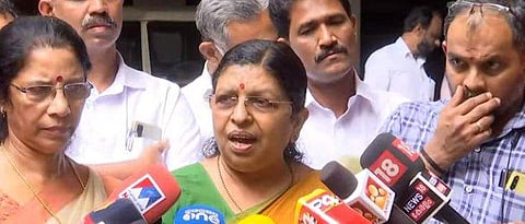 പി സതീദേവി മാധ്യമങ്ങളോടു സംസാരിക്കുന്നു/ടിവി ദൃശ്യം