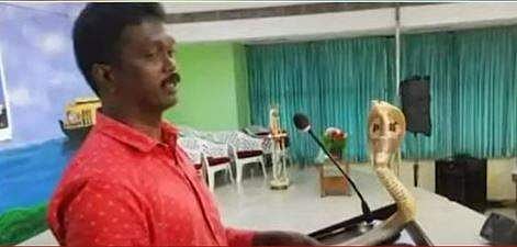 പാമ്പുമായി നില്‍ക്കുന്ന വാവ സുരേഷിന്റെ ചിത്രം