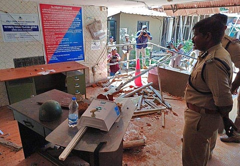 സമരക്കാര്‍ തകര്‍ത്ത പൊലീസ് സ്റ്റേഷന്‍ കമ്മീഷണര്‍ സന്ദര്‍ശിക്കുന്നു/ ന്യൂ ഇന്‍ഡ്യന്‍ എക്‌സ്പ്രസ് ചിത്രം