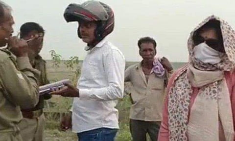 വേഷം മാറി നില്‍ക്കുന്ന ഐപിഎസ് ഉദ്യോഗസ്ഥയുടെ ദൃശ്യം