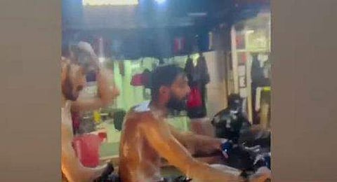 ബൈക്കില്‍ സോപ്പ് തേച്ചുകുളിക്കുന്ന യുവാക്കളുടെ വീഡിയോ ദൃശ്യം