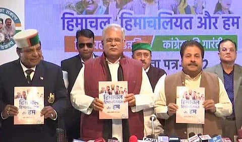 കോണ്‍ഗ്രസ് പ്രകടനപത്രിക പുറത്തിറക്കുന്നു/ട്വിറ്റര്‍