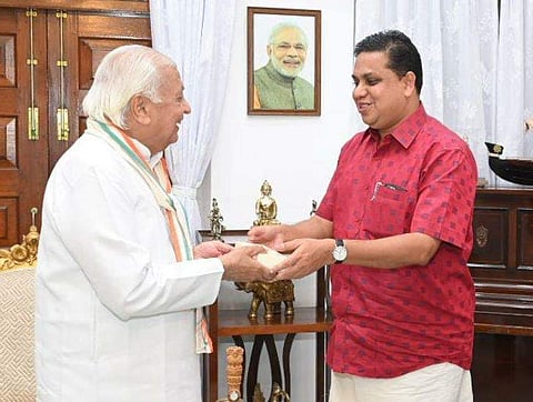 സ്പീക്കര്‍ ഷംസീറിനൊപ്പം ആരിഫ് മുഹമ്മദ് ഖാന്‍/ ട്വിറ്റര്‍