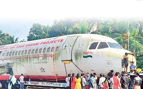 വിമാന ഭാഗവുമായി പോകുന്ന ട്രെയിലര്‍ ടോള്‍ പ്ലാസയ്ക്ക് സമീപം നിര്‍ത്തിയിട്ടപ്പോള്‍