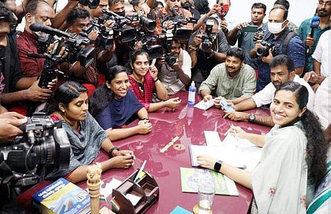 ആര്യാ രാജേന്ദ്രന്‍ മേയറുടെ ഓഫീസില്‍/ ഫെയ്‌സ്ബുക്കില്‍ പങ്കുവെച്ച ചിത്രം