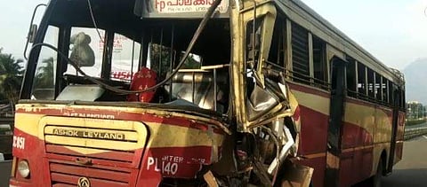 അപകടത്തില്‍ തകര്‍ന്ന കെഎസ്ആര്‍ടിസി ബസ്