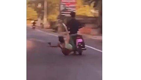 യുവതി ബൈക്കില്‍ നിന്ന് റോഡിലേക്ക് വീഴുന്ന ദൃശ്യം