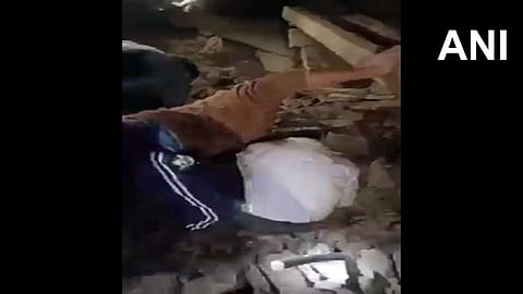 നേപ്പാളില്‍ ഭൂചലനത്തില്‍ വീട് തകര്‍ന്നനിലയില്‍, എഎന്‍ഐ