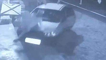 പ്രാര്‍ഥിക്കാന്‍ കാറില്‍ കയറ്റി, നാലു യുവാക്കളുടെ രൂപം കണ്ടപ്പോള്‍ പന്തികേട് തോന്നി; ഇറങ്ങി ഓടിയപ്പോള്‍ കാര്‍ ഇടിച്ചുവീഴ്ത്തി, പരാതി 