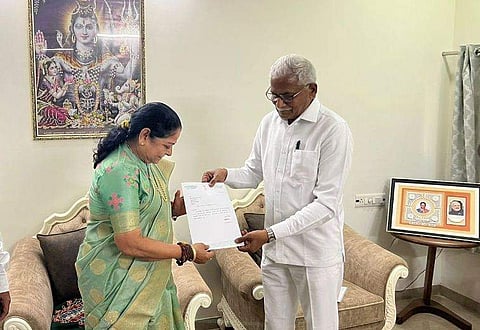 സ്പീക്കര്‍ക്ക് രാജിക്കത്ത് കൈമാറുന്നു/ എഎന്‍ഐ