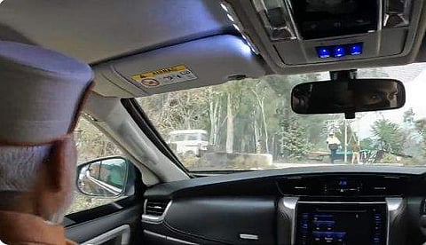 ആംബുലന്‍സ് കടത്തി വിട്ട ശേഷം യാത്രതുടരുന്ന മോദി